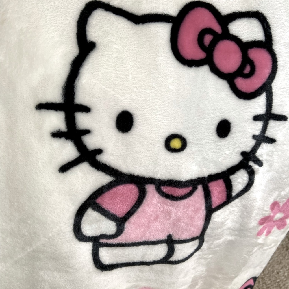 Hello Kitty Pink Daisy Throw